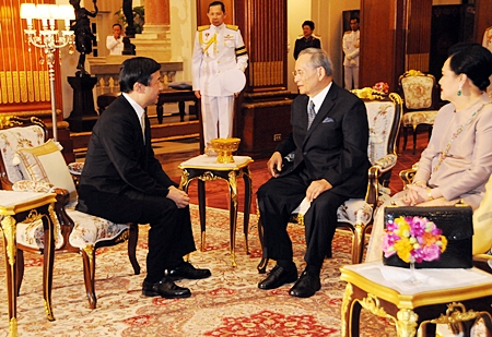 HM King Bhumibol Adulyadej the Great and HM Queen Sirikit grant Crown Prince Naruhito of Japan an audience at their palace in Bangkok on Monday during the prince’s official visit to Thailand. HM the King also graciously held a private dinner for Prince Naruhito, who was in Thailand until Wednesday. (Photo ANN / Courtesy of The Royal Household Bureau)